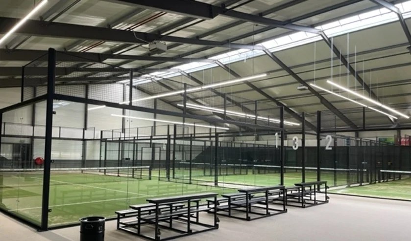 De indoor padelbanen van Sportcentrum Midden-Boskoop